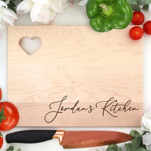 Tabla de cortar personalizada, tabla de cortar grabada con el nombre de la cocina, regalo para cocinero o panadero, regalo para mamá, tabla de cortar con forma de corazón, regalo para nuevo propietario