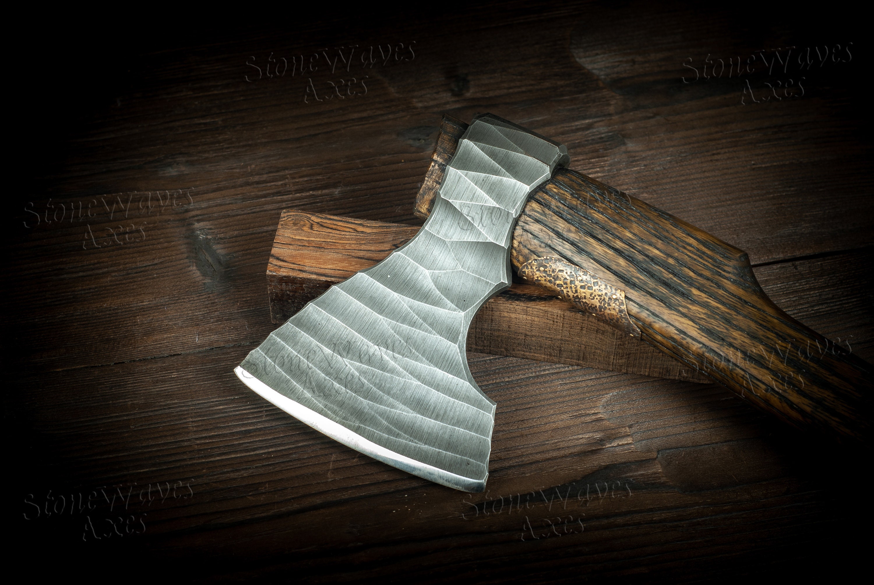 Haches viking, hache viking fonctionnelle, hachette Bushcraft pour la  chasse hache barbu à double tête : : Terrasse et Jardin