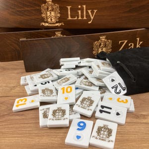 Gerade Rummikub Set für Weihnachten - Personalisierte Rummikub Gestelle mit Fliesen - Creme Rummikub Fliesen - Individueller Rummy Würfel für Weihnachtsgeschenk