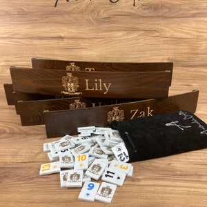 Personalisiertes Rummikub Set - Personalisierte Rummikub Bretter mit Tiles - Personalisiertes Geburtstagsgeschenk - Personalisiertes Weihnachtsgeschenk - Rummikub Halter