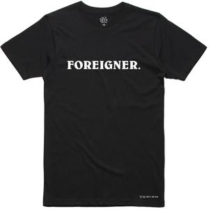 Könnte beinhalten: Schwarzes T-Shirt mit dem Wort "FOREIGNER." in weiß auf der Vorderseite.