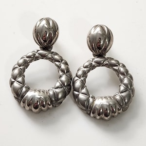 Pendientes bañados en plata vintage de Oscar De La Renta