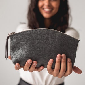 Pebbled Leather Damen Kosmetiktasche | Kulturbeutel aus echtem, weichem Leder | Handgefertigte Leder Schminktasche | Personalisierungs-Make-up-Tasche