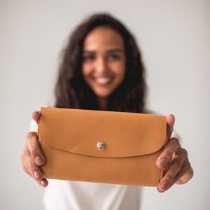 Carteira de couro feminina ~ Carteira de couro personalizada para mulheres ~ Carteira com zíper ~ Embreagem de couro feminina ~ Carteira de couro minimalista