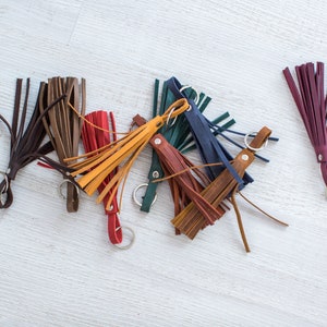 Pompon en cuir | Fourre-tout à pampilles | Accessoires en cuir | Décoration de sac en cuir | Pompon pour sac à main | Pompon fait main | à pompons pour femme |