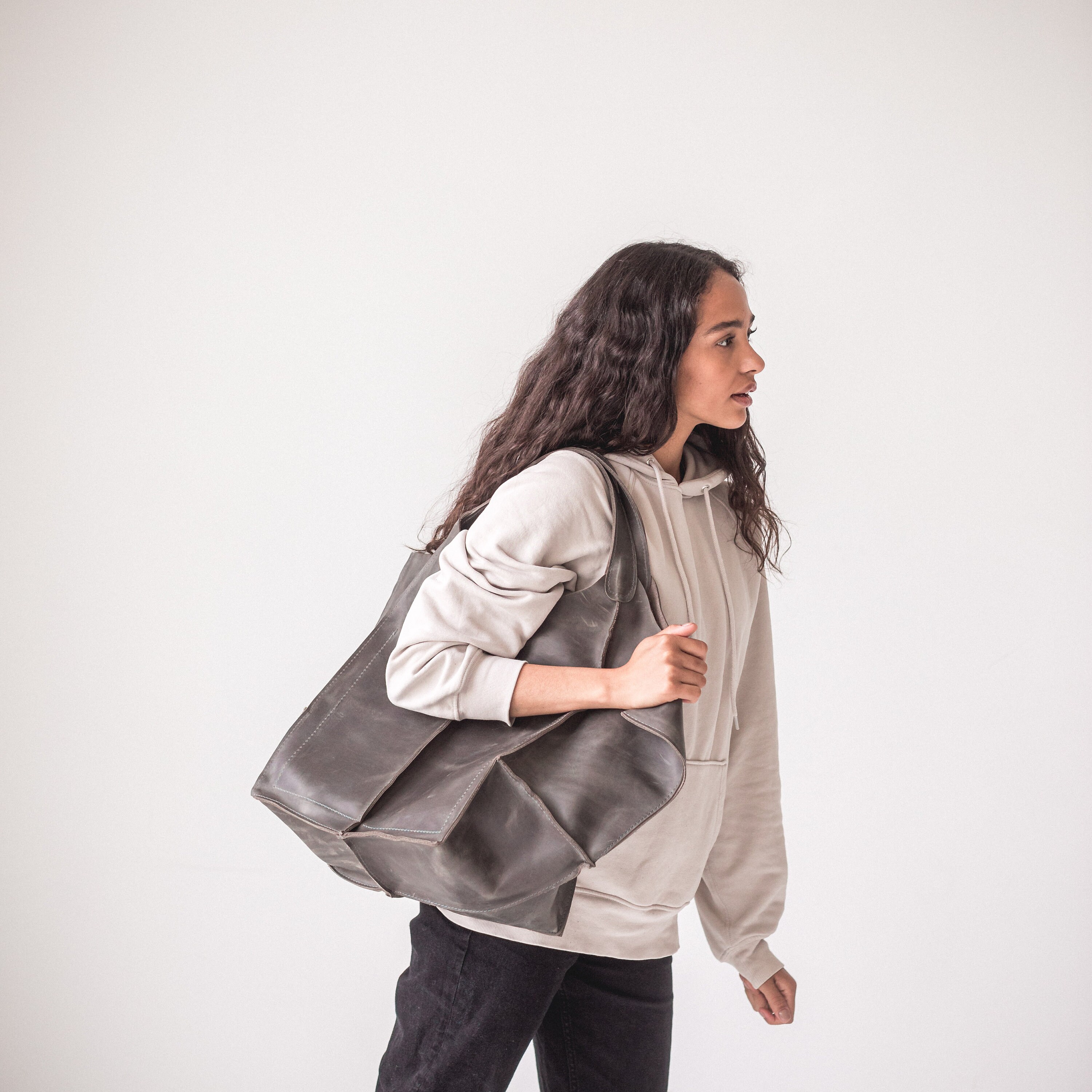 ★TOUT Y EST★ Glossy Shirring Hobo Bag Gray NATA06GYF Glossy Shirring Hobo Bag [Gray] - 감도 깊은 취향 셀렉트샵 29CM