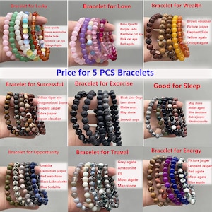 Op de afbeelding: Set van 10 armbanden gemaakt van verschillende edelstenen en kralen. Elke armband heeft een ander thema, zoals "Geluk", "Liefde", "Welvaart", "Succesvol", "Exorcisme", "Slaap", "Kans", "Reizen" en "Energie".
