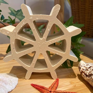 以下が含まれることがあります： 航海をテーマにした白い木製の船の舵。舵は木でできており、白い仕上げが施されています。どんな部屋にも航海の雰囲気を加えることができる装飾品です。
