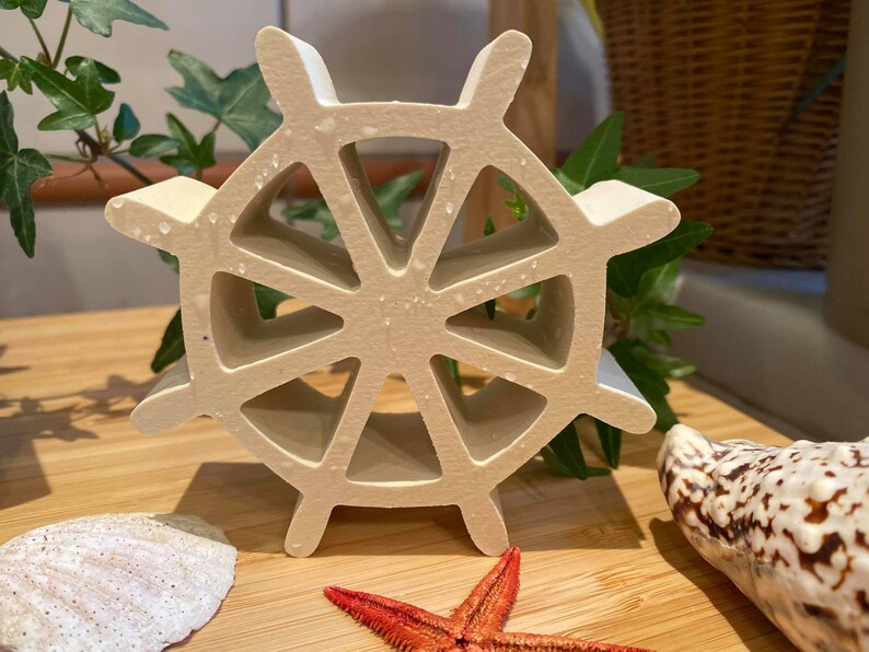 以下が含まれることがあります： 航海をテーマにした白い木製の船の舵。舵は木でできており、白い仕上げが施されています。どんな部屋にも航海の雰囲気を加えることができる装飾品です。