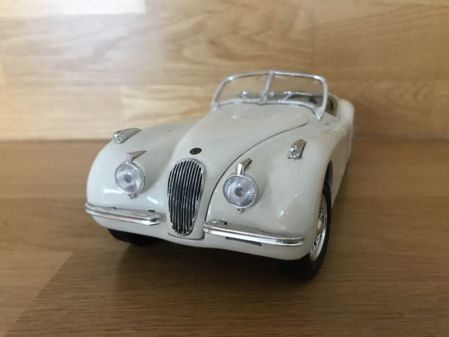 Ertl Jaguar XK120 (1948) Diecast Model Car - Scale 1/18 - White
