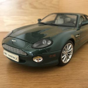 Maisto Aston Martin DB7 Vantage (1994) - Modelo de coche a escala 1/18 - Verde - Modelo de colección en metal fundido a presión - Sin caja - Vintage