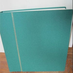 Collezione di francobolli francesi di grandi dimensioni 1960-1979, copertina morbida, album di carta Schaubek, catalogo, vari temi, 942 pezzi