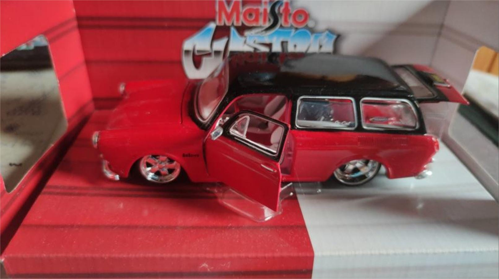 Maisto Volkswagen VW Squareback (1967) Diecast Model Car - Scale 1