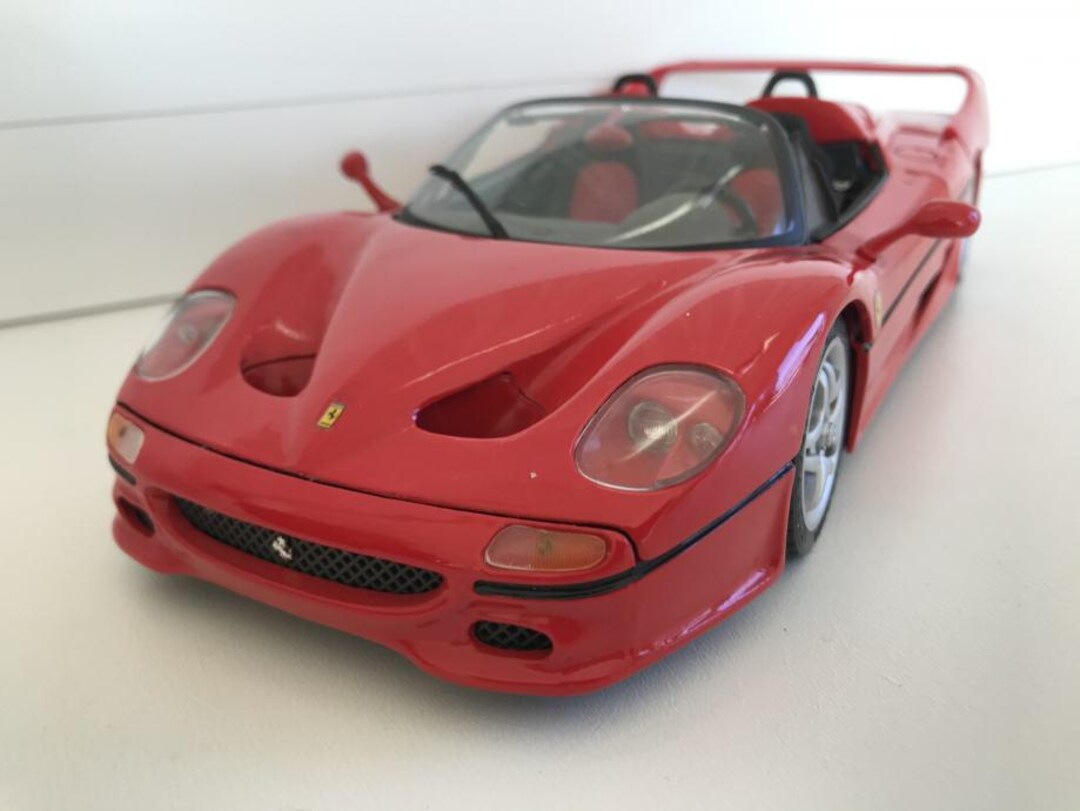Bburago Ferrari F50 (1999) ダイキャストモデルカー - スケール 1/18