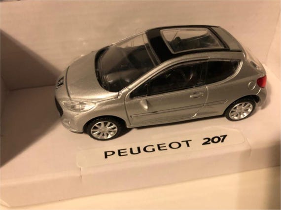 Peugeot 207 CC シルバー ミニカー 1/18 Rastar Peugeot 207 Diecast Model Car - Scale 1/43 - Silver