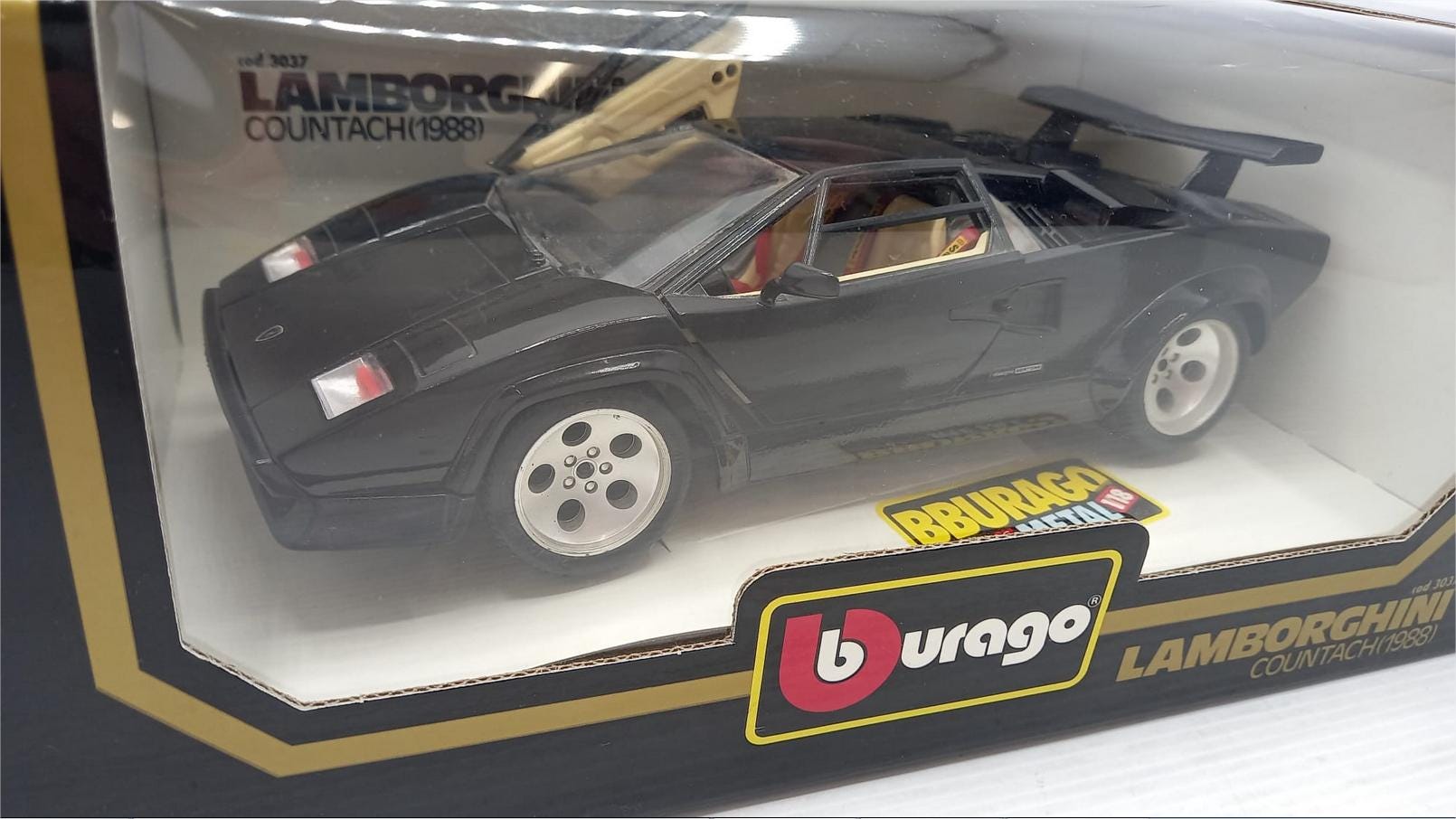 Bburago 1988 Lamborghini Countach Diecast Model Car - Scale 1/18