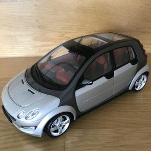 ミニカー KYOSHO smart forfour 1/18 Kyosho Smart Forfour (2004) Diecast Model Car - Scale 1/18