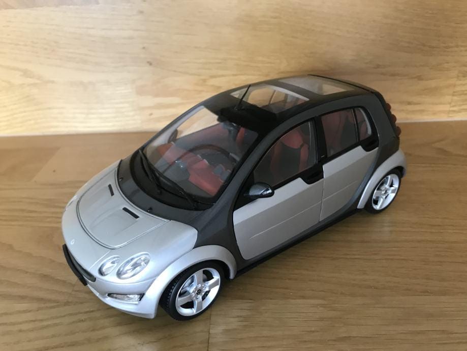 ミニカー KYOSHO smart forfour 1/18 il_fullxfull.7147263013_o8qq.jpg