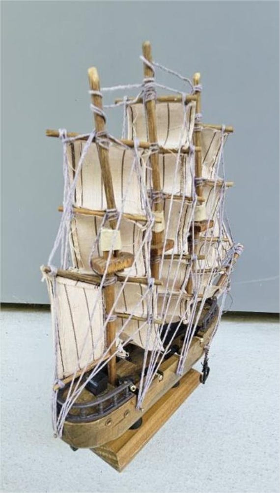 12M JI. Grande Maquette De Voilier En Bois. 132 X 150 Cm. 1