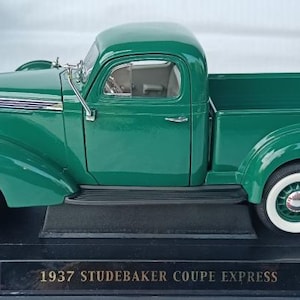 Road Signature 1937 Studebaker Coupe Express Pickup Diecast Model Car - Scale 1/18-Green-Diecast Metal Collectors Model-Original Box-Vintage