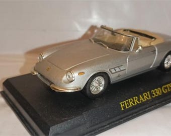 1966 Ferrari 330 GTS Klassisk Diecast Modellbil - Skala 1/43 - Silver - Diecast Metall Samlarmodell - Ingen Kartong, Med Stativ - Vintage