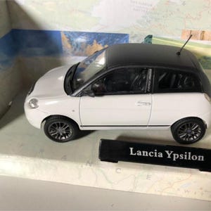 Coche a escala Cararama Lancia Ypsilon en metal fundido a presión, escala 1/43, color blanco, modelo coleccionable, caja original, vintage.