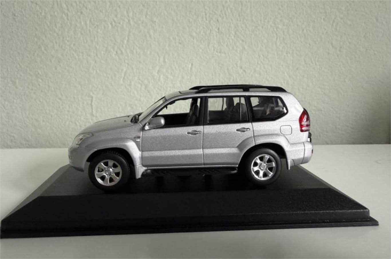 Minichamps 2006 Toyota Land Cruiser Diecast Model Car - Scale 1/43