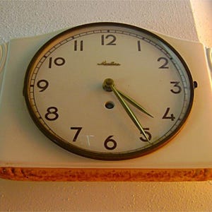 Orologio da parete meccanico ART DECO in ceramica Mauthe - Prodotto in Germania nel 1952 - Bianco - 28 x 19 cm/11 x 7,5 pollici - Funzionante - Vintage - Edizione limitata.