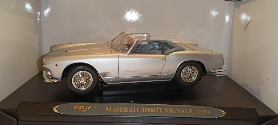 ミニカー Maserati 3500GT Vignale (1959) 1:18 ミニカー