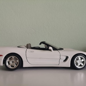 Bburago Chevrolet Corvette C5 (1997) Convertible Diecast Model Car - Scale 1/18 - White - Diecast Metal Collectors Model - No Box - Vintage
