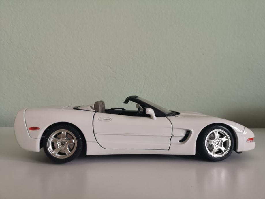 ブラーゴ 1/18 シボレー コルベット C5 コンバーチブル ブラーゴ 1⁄18 シボレー コルベット C5 コンバーチブル|mercari