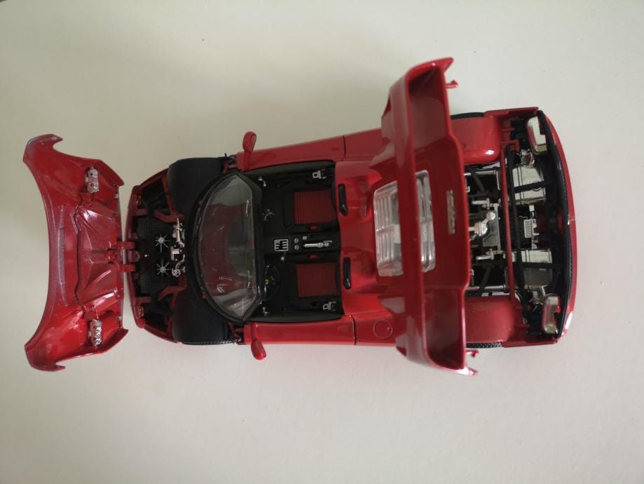 Bburago Ferrari F50 (1995) Diecast Model Car - Scale 1/18 - Red
