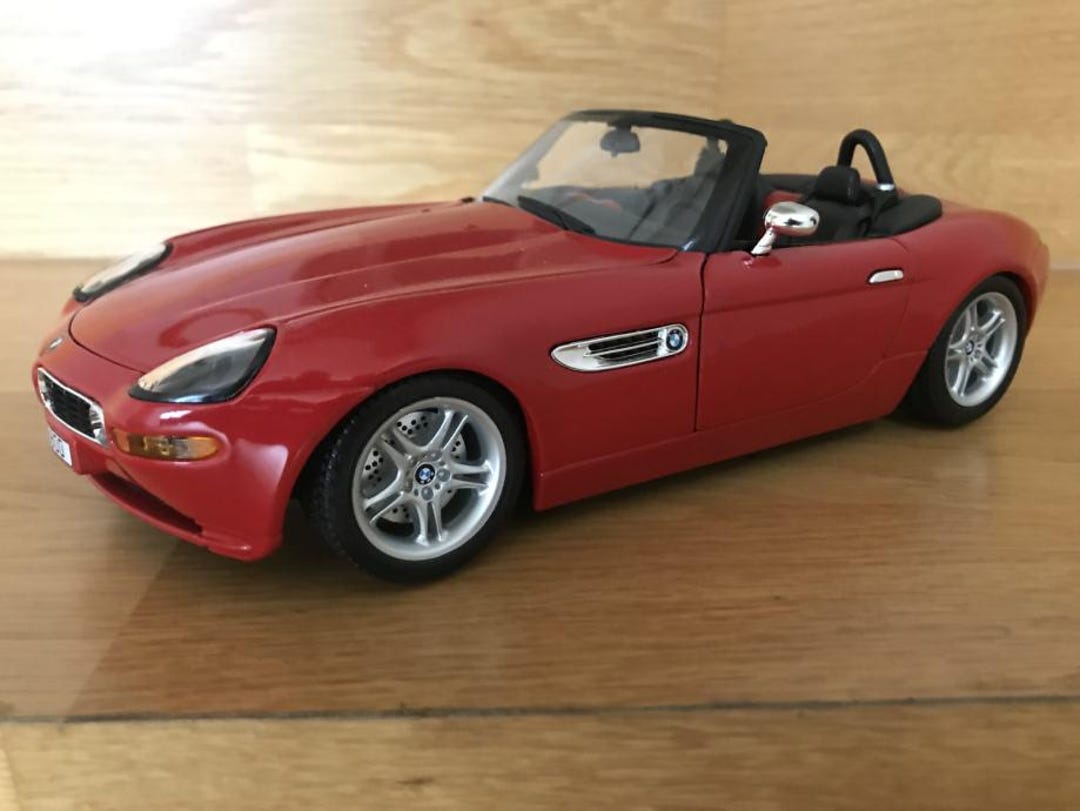 Bburago BMW Z8 (1999) Diecast Model Car - Scale 1/18 - Red