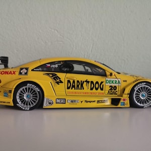 Modèle réduit de voiture Maisto Mercedes-Benz CLK-DTM (2004) - Échelle 1/18 - Jaune - Modèle de collection en métal moulé sous pression - Sans boîte - Vintage
