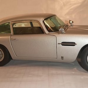 Aston Martin DB5 Limited Bond, modelo a escala 1/18, color plateado, modelo de coleccionista en metal fundido a presión, caja original, vintage.