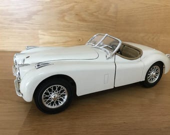 Ertl Jaguar XK120 (1948) ダイキャストモデルカー - スケール 1/18 - ホワイト - ダイキャストメタルコレクターモデル - 箱なし - ヴィンテージ