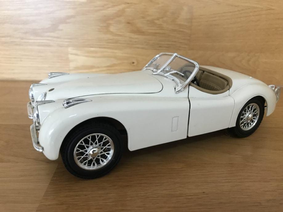 Ertl Jaguar XK120 (1948) Diecast Model Car - Scale 1/18 - White