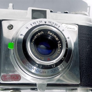 KODAK Retinette (década de 1960): cámara analógica vintage con objetivo Schneider-Kreuznach Reomar f/3.5 (1:3.5) de 45 mm, fabricada en Alemania.