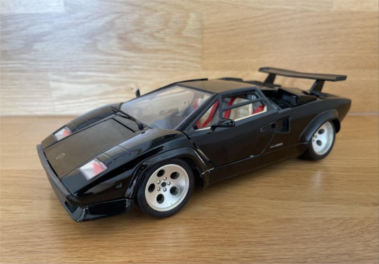 Bburago 1988 Lamborghini Countach Diecast Model Car - Scale 1/18