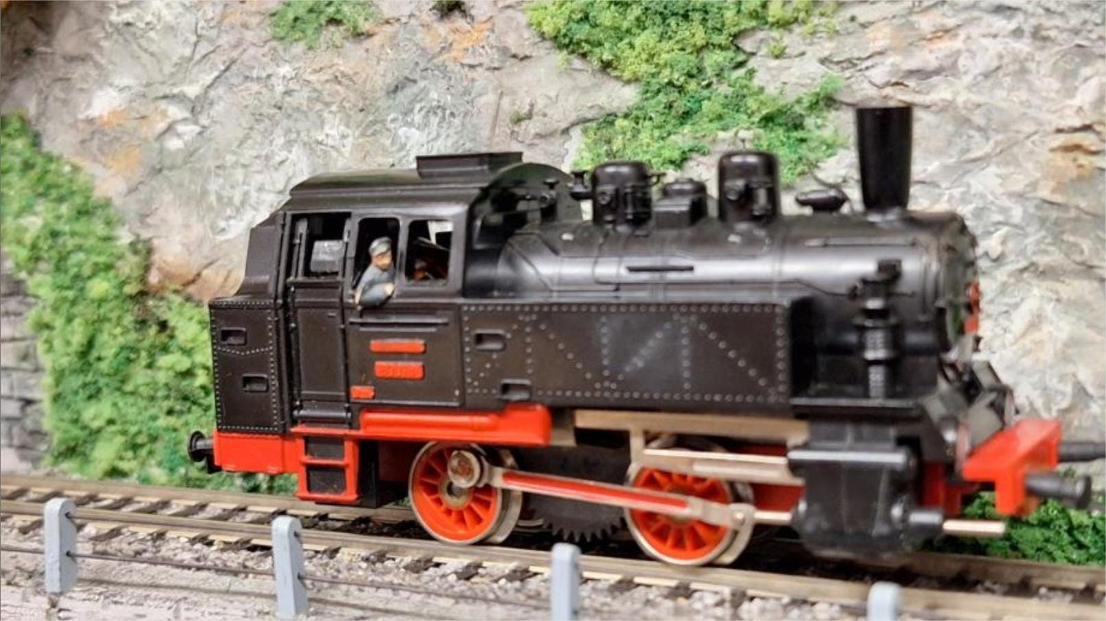PIKO 80 018 - Analog Electric Model Train Steam Locomotive - DC