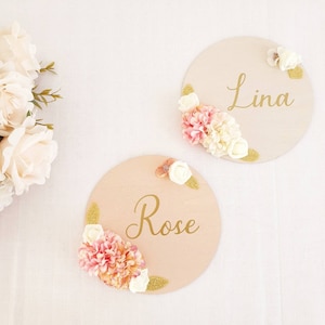 Plaque prénom personnalisée fleurie – Décoration murale bébé fille – Cadeau naissance ou baptême – Bois peint au choix – Déco chambre enfant