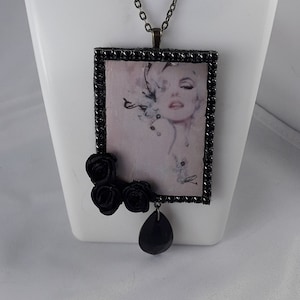 Vintage Marilyn Monroe retro necklace in shades of pink