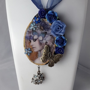 Women&#39;s boho necklace with blue flowers