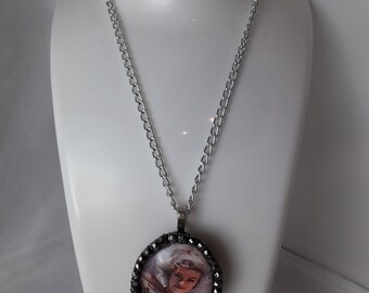 Collier Médaillon Vintage Marilyn Monroe – Chaîne Alliage Noir – Bijou Rétro Sans Marque – Neuf Sans Emballage