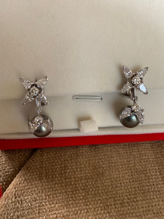 Pearl necklace and earring set - image 7