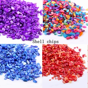 Puede incluir: Cuatro montones de conchas marinas de varios colores: morado, multicolor, azul y rojo. El texto "Shell chips" se muestra en el centro de la imagen. Estas virutas decorativas son adecuadas para manualidades y decoración del hogar.