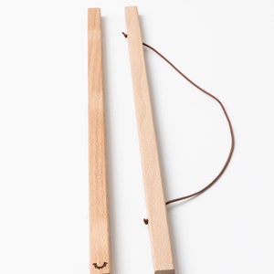 Support d'affiche en bois naturel pour toutes les longueurs d'impressions d'art mural, de photos ou de tapisseries. Cadre photo magnétique pour une utilisation facile. 18 pouces/46 cm