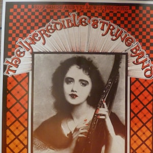 Könnte beinhalten: Ein Vintage-Konzertplakat, das für "The Incredible String Band" wirbt, die am 15. November im Royal Festival Hall in London auftreten. Das Plakat zeigt eine Frau, die Harfe spielt.