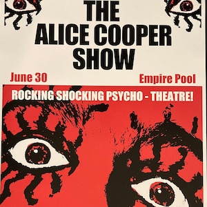 Puede incluir: Un cartel de concierto rojo y negro para The Alice Cooper Show. El cartel presenta una imagen grande y estilizada de la cara de Alice Cooper con dos ojos grandes. El texto "JUMPIN' JACK PRESENTS THE ALICE COOPER SHOW" está en la parte superior del cartel. El texto "June 30 Empire Pool ROCKING SHOCKING PSYCHO - THEATRE!" está en la parte inferior del cartel.