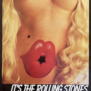 Puede incluir: Un cartel de concierto vintage para la gira europea de los Rolling Stones de 1973. El cartel presenta el rostro de una mujer con labios rojos abiertos y ojos azules. El texto "IT'S THE ROLLING STONES 1973 EUROPEAN TOUR!" está impreso en negro en la parte inferior del cartel.